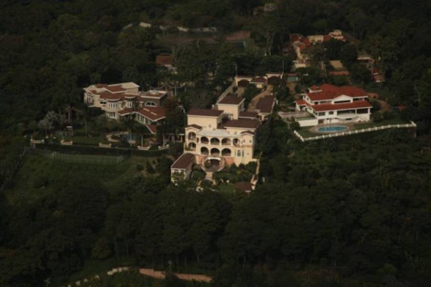 La residencia de Saca fue construida en una propiedad que tiene una extensión de 5,024 metros cuadrados, más grande que la superficie de una cancha de fútbol de la FIFA, según el diario digital salvadoreño.