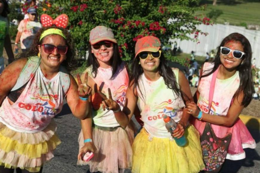 Las jóvenes participantes en el Colorun 2014 en San Pedro Sula.