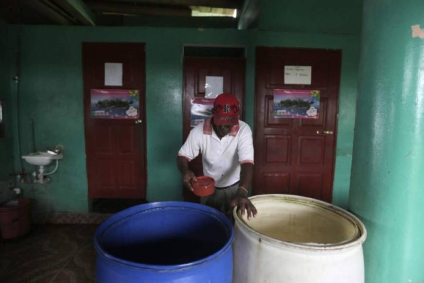 Un hombre almacena agua en un pueblo costero de Nicaragua.