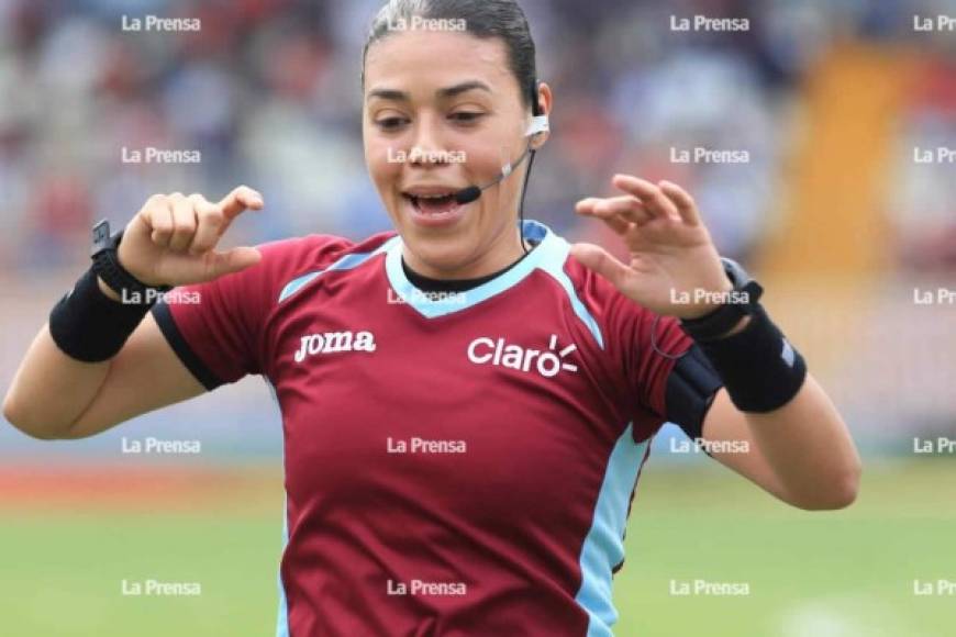 2015 se convierte en la primer árbitra hondureña en participar en un Mundial femenino de Fútbol que se desarrolló en Canadá.