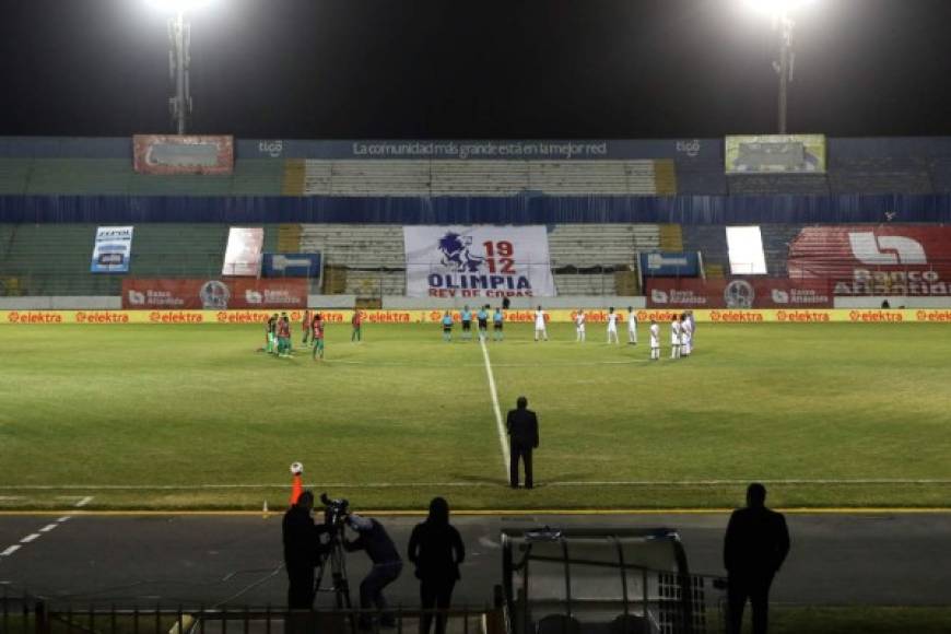 Se guardó un minuto de silencio antes del inicio del partido en el estadio Nacional.
