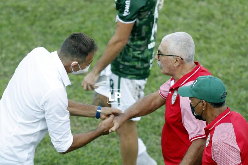 Manuel Keosseián saludando a Hernán ‘La Tota‘ Medina al final del partido.