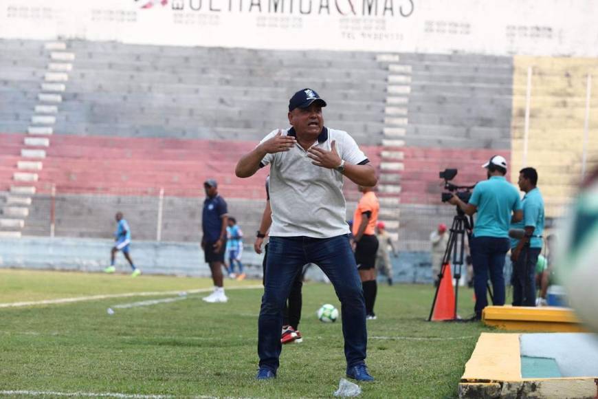 El entrenador colombiano Jhon Jairo López vivió el partido de manera muy intensa.