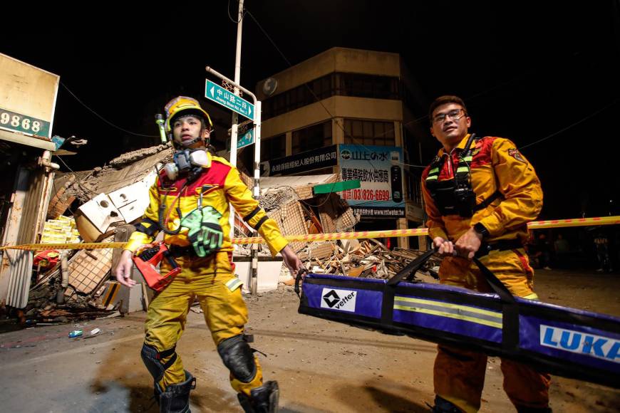 El departamento de bomberos de Hualien indicó que cuatro personas que estaban atrapadas dentro habían sido rescatadas.