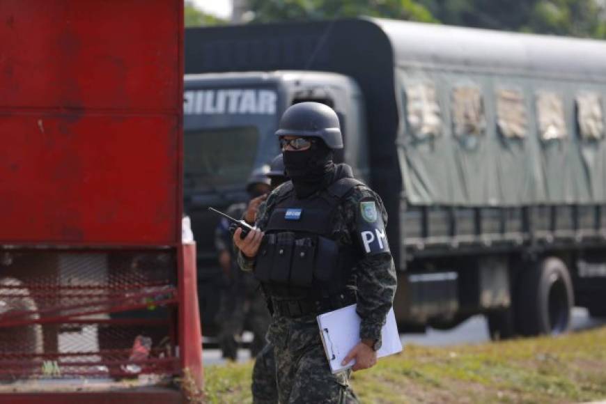 Cerca de 400 privados de libertad son trasladados este martes del Centro Penal de San Pedro Sula hacia la cárcel de máxima seguridad de Ilama, Santa Bárbara, mejor conocida como “El Pozo”.
