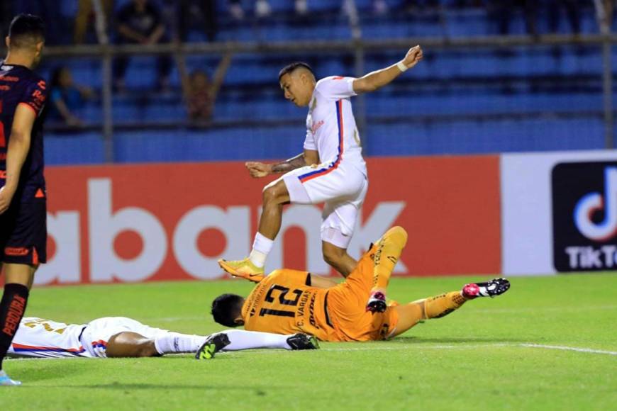 Jerry Bengtson se perdió una buena ocasión al no poder superar al portero del Atlas en esta jugada, en la que Kevin López tampoco llegó a tiempo.