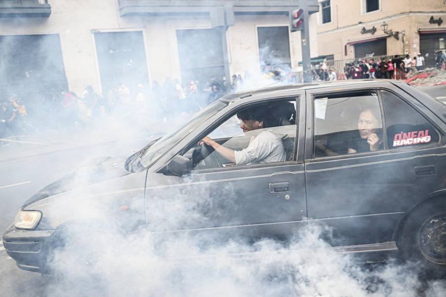 Boluarte, quien asumió el mando el miércoles tras un fallido golpe de estado del entonces presidente Pedro Castillo, anunció que declaraba el Estado de emergencia en las zonas del país donde se registran protestas violentas. 