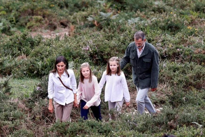 Los Reyes y sus hijas celebraron el centenario de la creación del primer parque nacional de España en Covadonga.