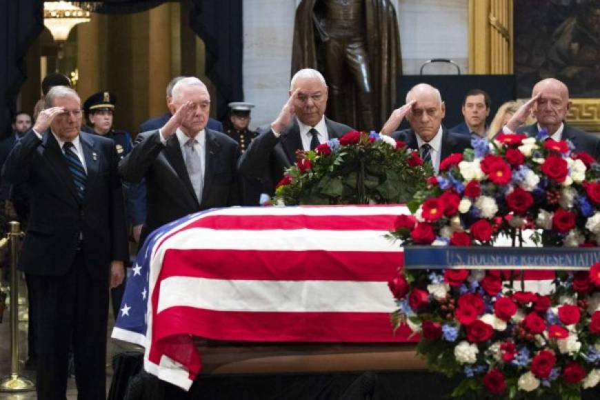 Varios funcionarios estadounidenses también acudieron al capitolio a rendir homenaje a Bush. El funeral de Estado se llevará a cabo este miércoles en la Catedral Nacional de Washington, será el primero para un presidente desde la muerte de Gerald Ford en 2006.