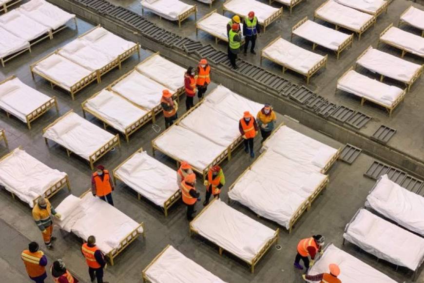 Tras construir un hospital con más de 1,000 camas en un récord de diez días, las autoridades chinas intentan finalizar un segundo edificio en Wuhan para atender los miles de pacientes infectados por el coronavirus.