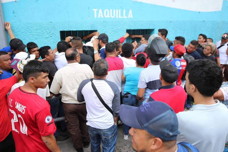 El club albo habilitó la boletería en sistema presencial con uno de sus patrocinadores, dando oportunidad para que los seguidores se abocaran a los bunkers del recinto capitalino y las localidades de los diferentes centros comerciales de Tegucigalpa.