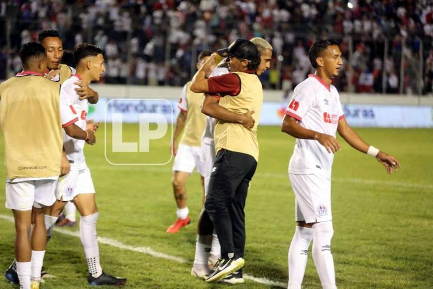 Pedro Troglio felicitó a sus jugadores por el triunfo contra el Vida.