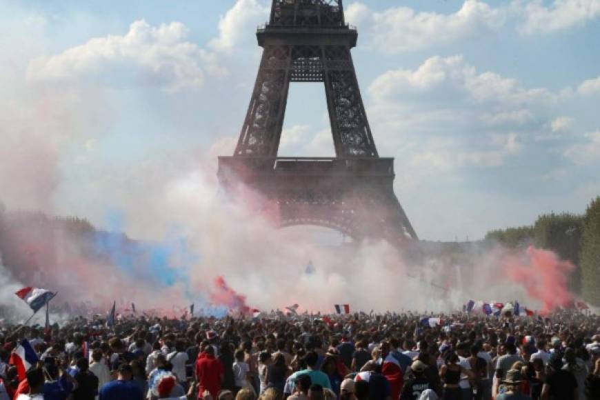 La Torre Eiffel no estuvo abierta al público este domingo, un mar de aficionados se apostó en sus cercanías para celebrar la segunda corona de Francia en Copas del Mundo.