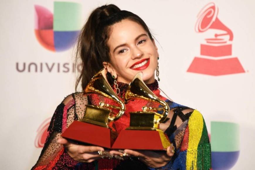 'Esto es un sueño', decía la cantante tras ganar dos premios Grammy Latino en Las Vegas la noche del jueves, incluyendo el de Mejor Canción Alternativa por su éxito 'Malamente' que interpretó vestida de blanco acompañada por una decena de bailarinas.