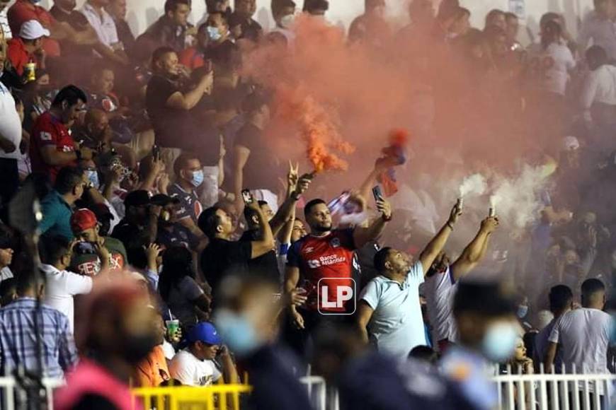 Un buen número de aficionados del Olimpia puso el ambiente en el sector de silla del estadio Nacional Chelato Uclés.