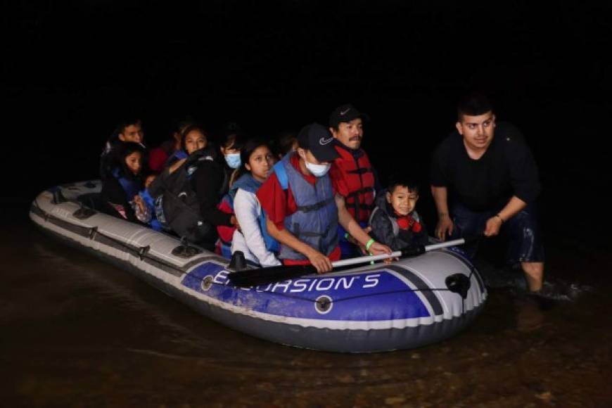 En la primera media hora de oscuridad de anoche, cuatro botes inflables con unos 50 inmigrantes indocumentados de Honduras y Guatemala llegaron a Roma, Texas, casi simultáneamente.