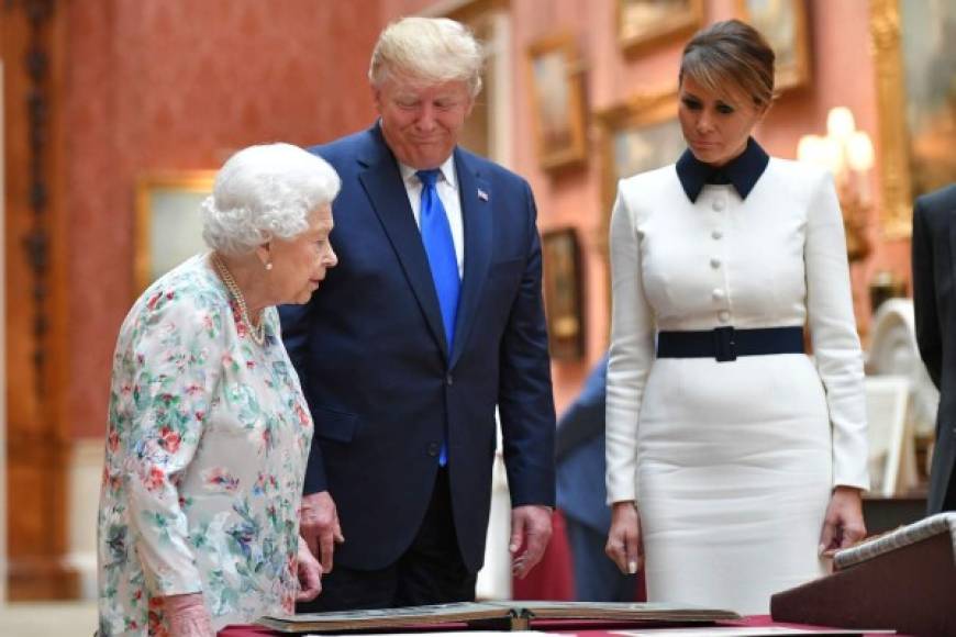 Tras la ceremonia de bienvenida, la reina mostró a la pareja presidencial su colección de arte en el palacio.