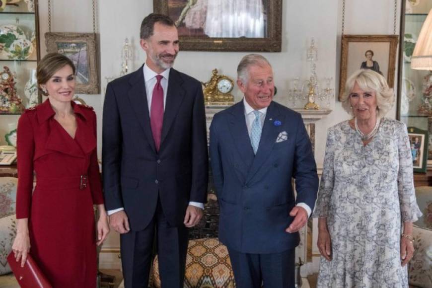 Los reyes fueron recibidos en el Parlamento por el príncipe Carlos de Gales, heredero a la corona y su esposa Camila.