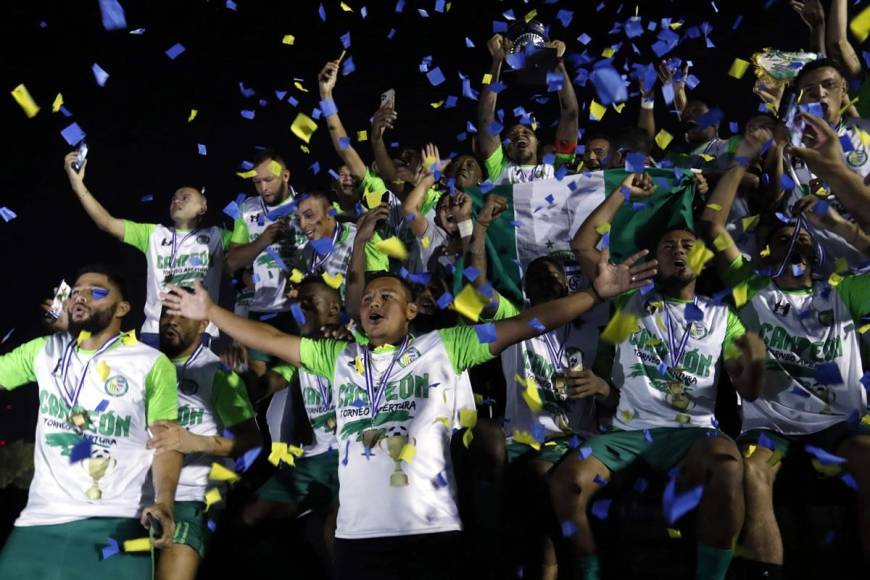 La alegría de los jugadores del Juticalpa FC tras ganar el título del Torneo Apertura 2022 de la Liga de Ascenso.