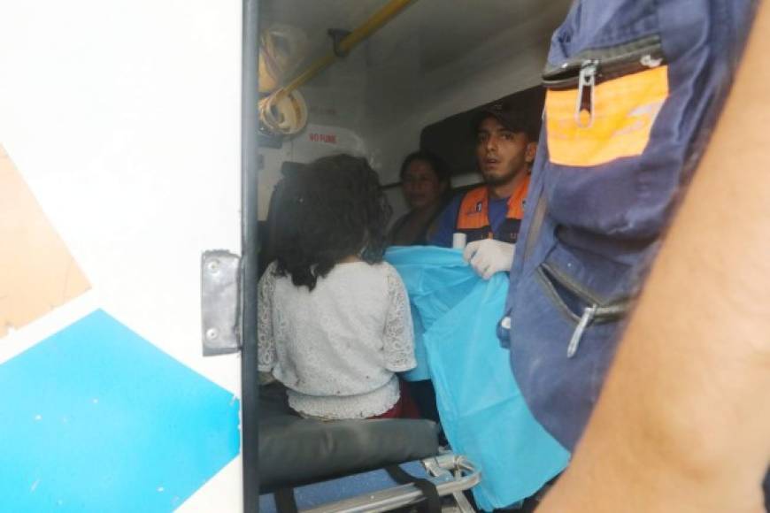 Paramédicos atendieron de emergencia a las víctimas.