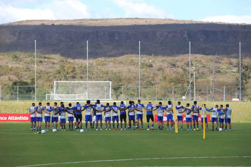 La plantilla de la selección de Honduras realizó una oración antes de comenzar con los trabajos.
