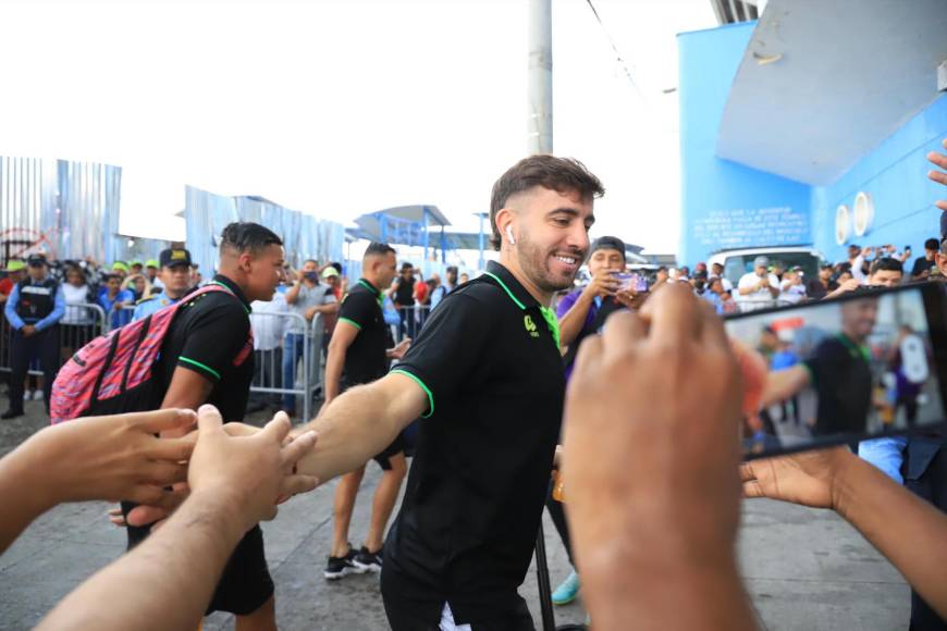 Agustín Auzmendi recibió muestras de cariño en el estadio Nacional Chelato Uclés.