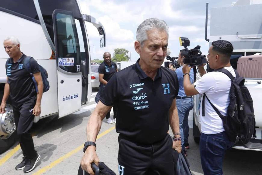 Tras bajarse del bus Reinaldo Rueda se fue directamente adentro de la terminal aérea para hacer todos los trámites legales para el vuelo.