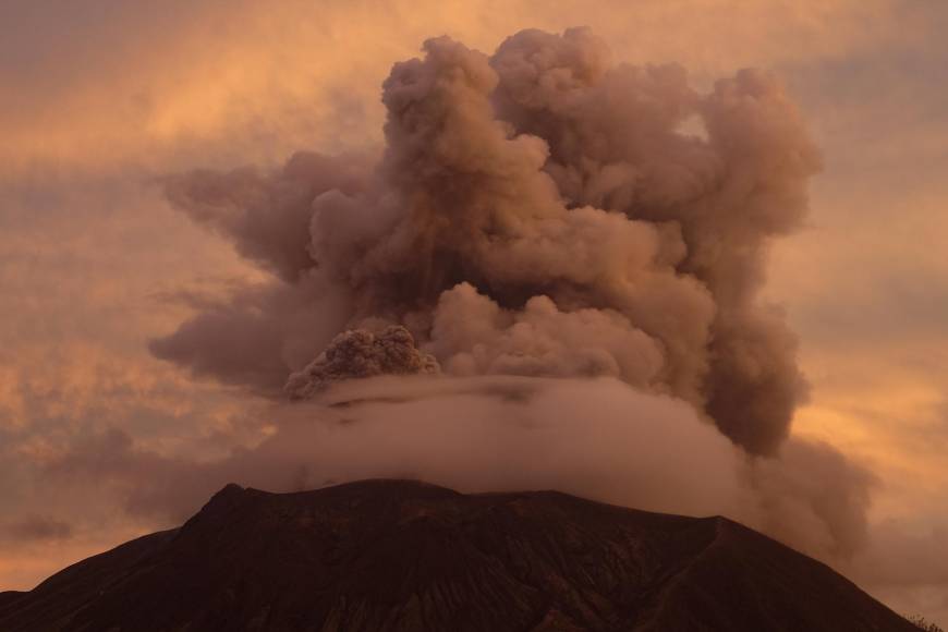 La erupción ocurre unos días después de otras explosiones que obligaron a evacuar a varios miles habitantes de una isla vecina.