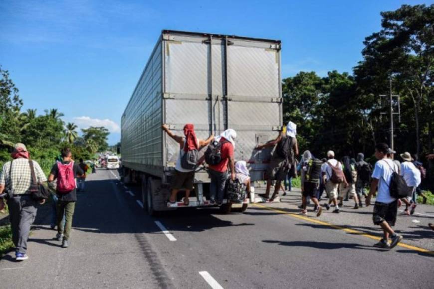 Varios migrantes se subieron en tráilers para avanzar varios kilómetros en la larga caminata bajo el sol.