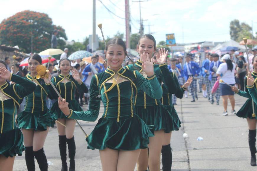Las chicas del Liceo Heiner Reyes vistieron un traje color verde con líneas amarillas. 
