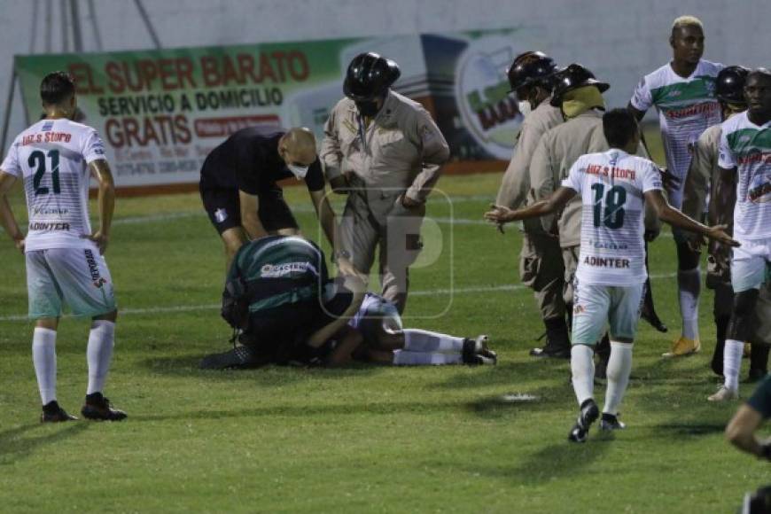 Momentos de tensión se vivieron en Puerto Cortés luego de que el futbolista Aldair Peña del Platense, fue trasladado de emergencia a un centro médico al tener problemas para respirar.