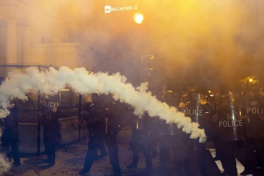 La policía estadounidense lanzó gases contra los manifestantes para dispersar la violenta protesta en Washington D.C.