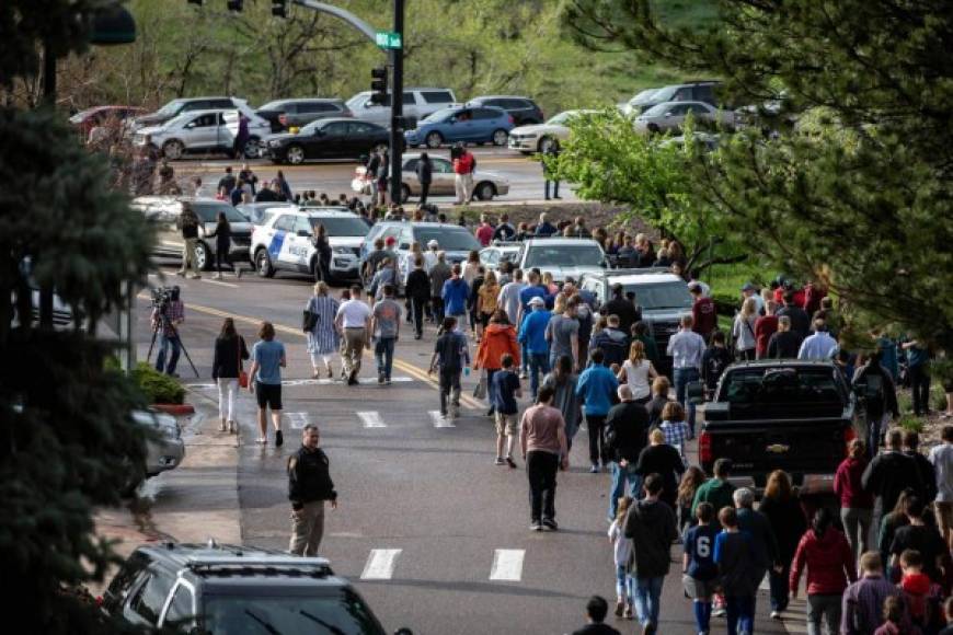 Las Escuelas Públicas de Denver (DPS, el mayor distrito escolar en Colorado) y numerosos otros distritos en la zona metropolitana anunciaron este miércoles nuevas medidas de seguridad, incluyendo 'alta visibilidad' de 'oficiales de seguridad' dentro de las escuelas y de policías patrullando el exterior de los edificios.