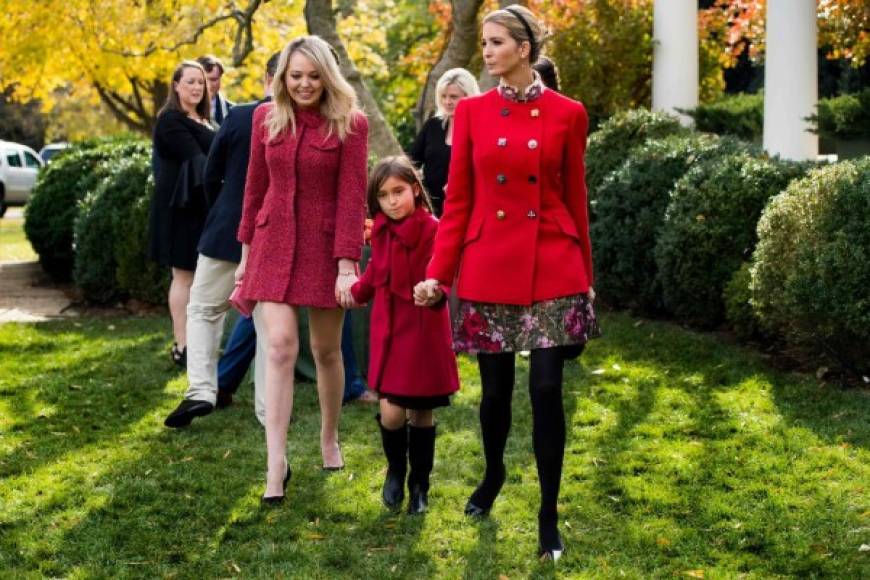 Ladies in red! Tiffany, Arabella e Ivanka utilizaron todas un abrigo rojo para una de las tradiciones más importantes en EUA.