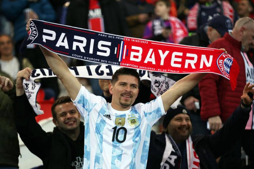 Un aficionado con la camiseta de Argentina y una bufanda del partido PSG-Bayern Múnich.