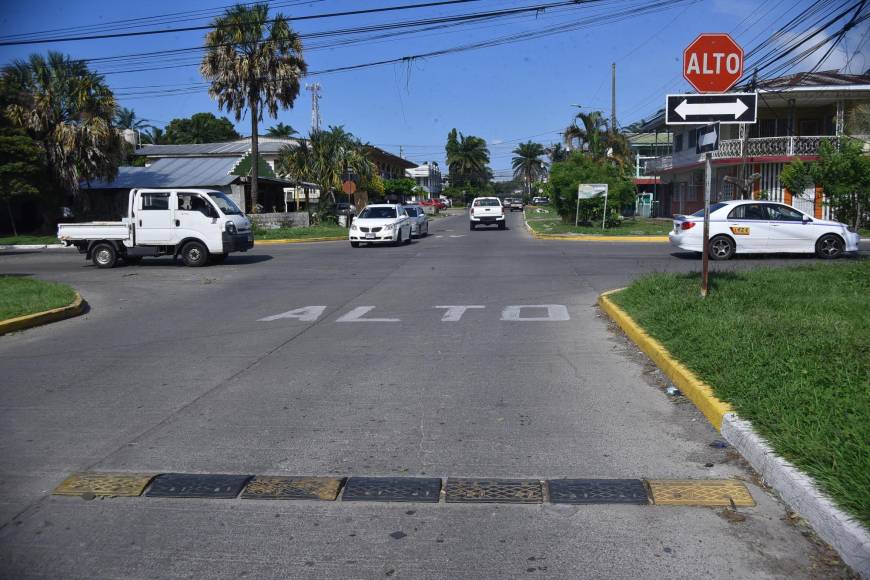 En el casco urbano de La Ceiba, la intersección de la calle 13 y la avenida Cabañas es el sitio donde más accidentes de tránsito ocurren. La mayoría se da por imprudencia de los conductores que no respetan la señal de alto. Aquí ya han fallecido personas. 