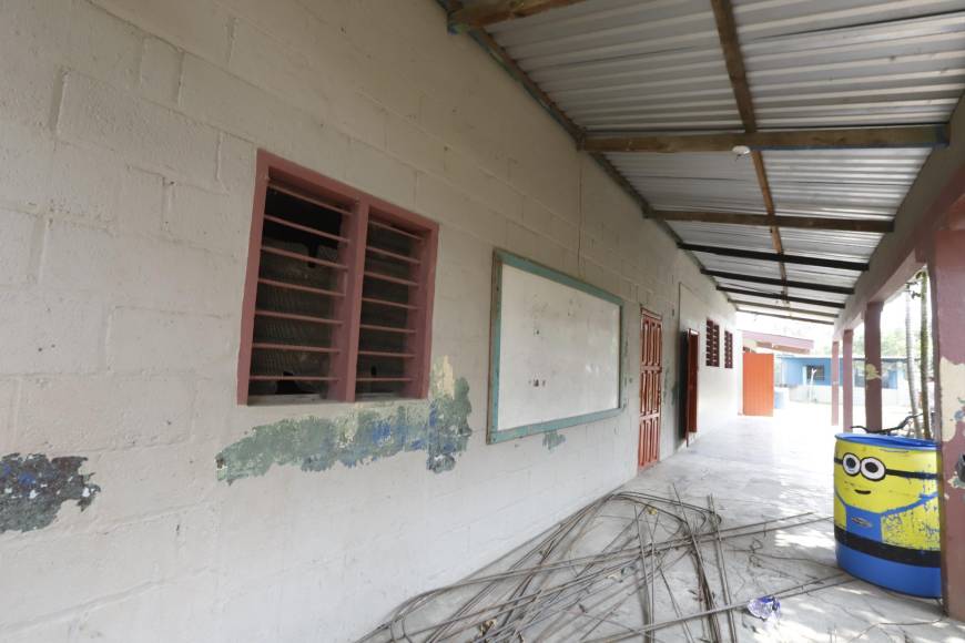 En la escuela Manuel Bonilla de la aldea La Danta, del sector los bajos de Choloma, solicitan mobiliario y pintura para todo el centro educativo.