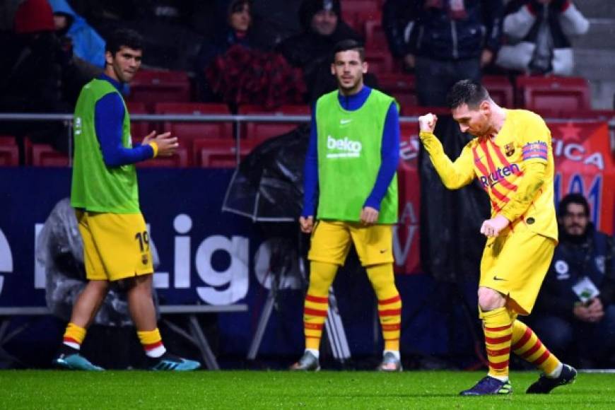Jugadores suplentes del Barcelona observan y aplauden a Messi tras su golazo.