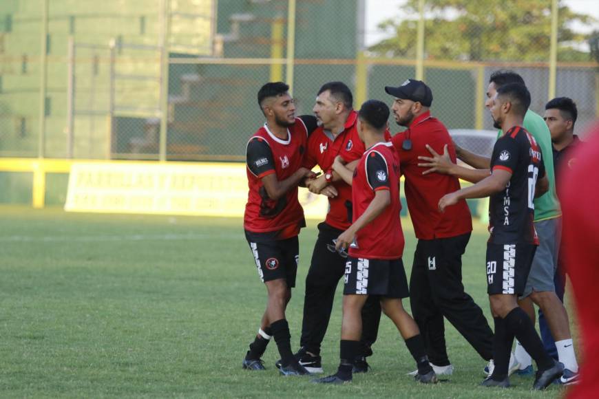 El técnico uruguayo también denunció que, mientras se quejaban con el cuarto árbitro del golpe, se entrometió un señor vestido de civil y los agredió con el cartel de los cambios, la razón por la que tuve que intervenir la policía a imponer orden.