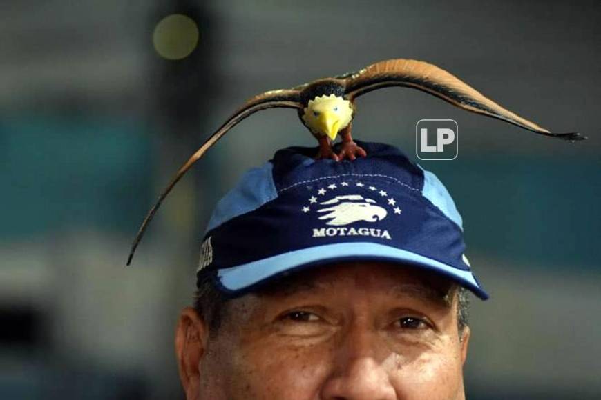 Un aficionado del Motagua con una curiosa gorra con un águila.