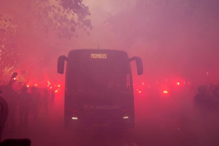 Seguidores del FC Barcelona reciben al autobús que transporta a los jugadores en un marco impresionante de ambiente.