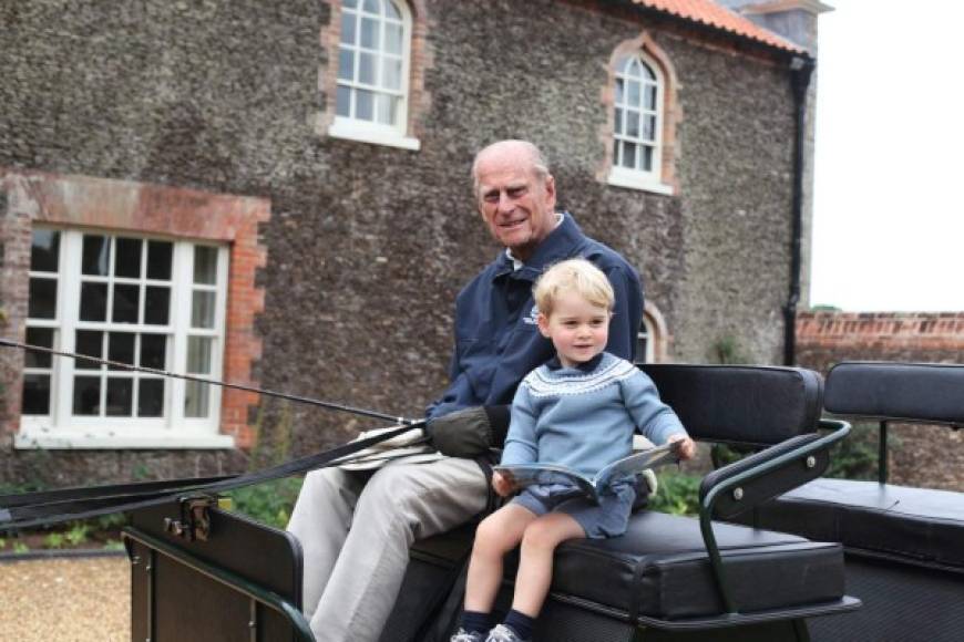 El príncipe William reveló que uno de los pasatiempos favoritos de su abuelo era pasear a sus nietos y bisnietos en su carruaje alrededor del palacio de Kensington.