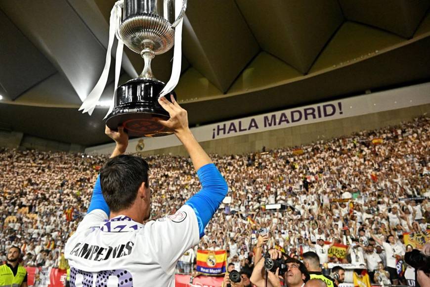 Thibaut Courtois le mostró el trofeo de la Copa del Rey a la afición del Real Madrid en La Cartuja.