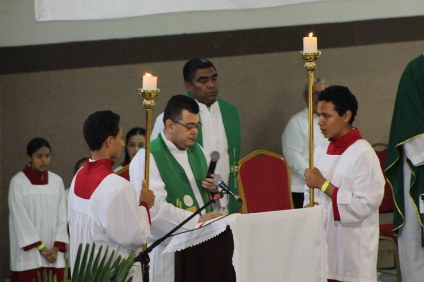 Ataviados con una sotana roja y sobrepelliz blanco ayudan a los sacerdotes, diáconos o al <a href="https://www.laprensa.hn/honduras/honduras-religion-iglesia-catolica-jose-vicente-nacher-redes-sociales-NC15067684">obispo en la misa</a>. Son niños y jóvenes que hacen una gran labor cuando se celebra la eucaristía y también son responsables de llevar los cirios, el <b>misal </b>o el incienso en las procesiones.