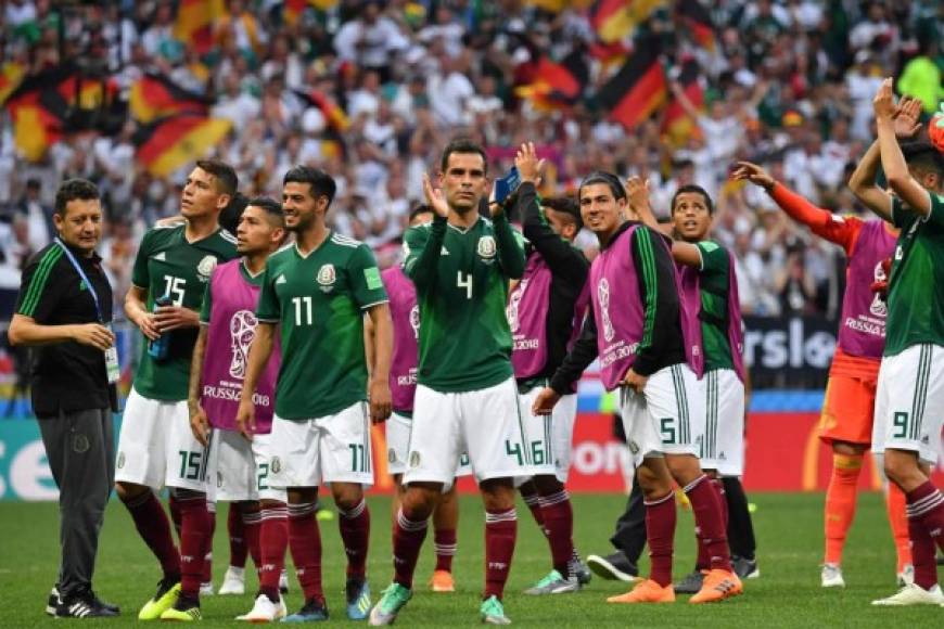 El agradecimiento de los jugadores mexicanos a los aficionados aztecas que llegaron al estadio de Moscú. Foto AFP