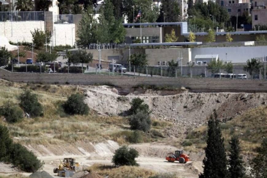 La seguridad fue visiblemente reforzada, con la presencia permanente en la calle de varios todoterrenos de policía fronteriza israelí. Además se hicieron algunas ampliaciones al edificio del consulado que ahora funciona como embajada.