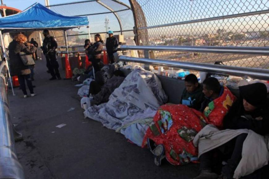 Se prevé que el número de migrantes en la frontera se multiplique en las próximas semanas, cuando la caravana que se encuentra cerca de Ciudad de México llegue a este punto, pese a las advertencias de Donald Trump.