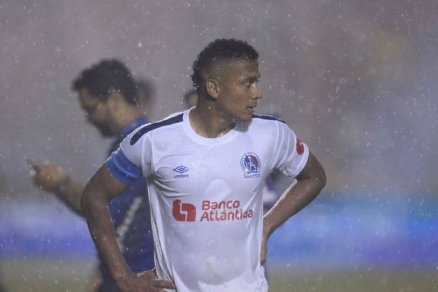 Ever Alvarado, capitán del Olimpia, triste por perder el título contra el Motagua.