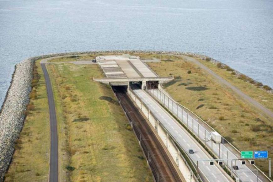 El puente Øresund mide 8 kilómetros y estuvo disponible para su uso el 1 de julio del año 2000. Lo más espectacular es que para convertirse en túnel tuvo que crearse una isla artificial, la que está completamente aislada.