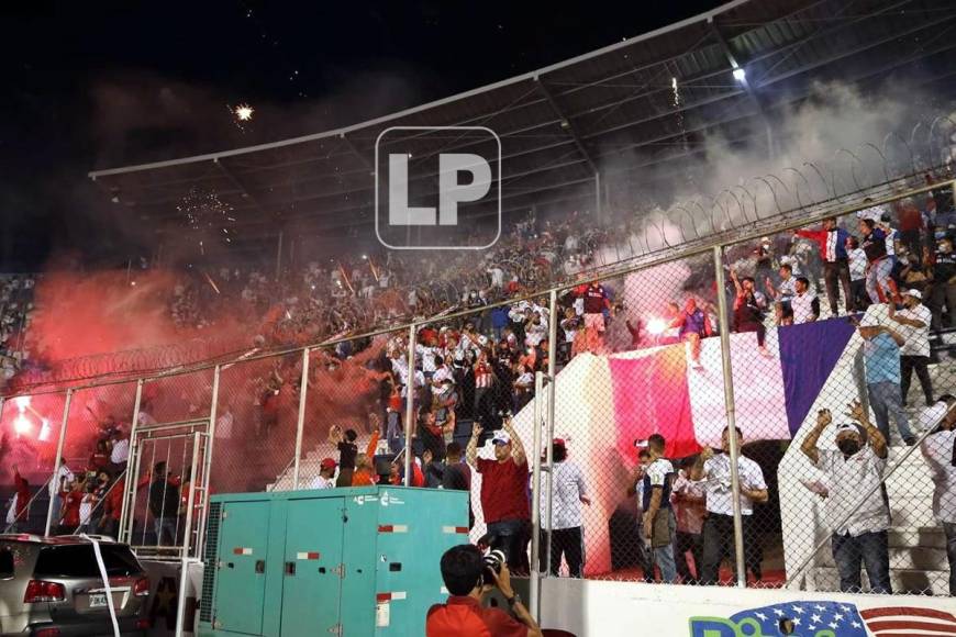 La afición del Olimpia festejando el triunfo ante el Vida.